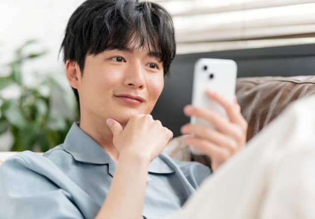 携帯を見る男性