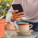 カフェで携帯を触る男性